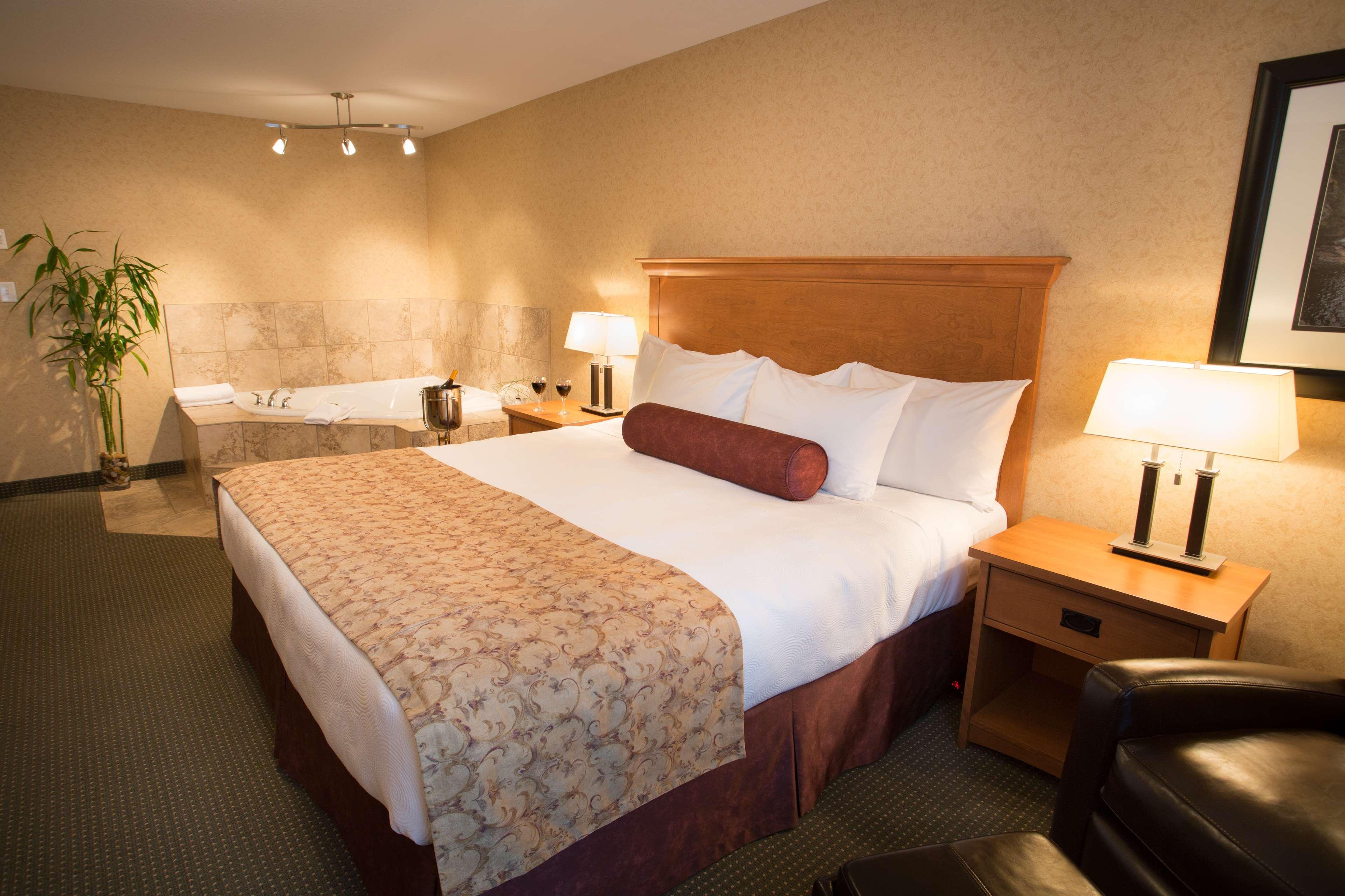 Western 4* Sicamous